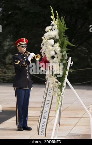 Der Vorsitzende der Korean Veterans Association legt einen Kranz am Grab des unbekannten Soldaten auf dem Nationalfriedhof von Arlington (20901103848). Stockfoto