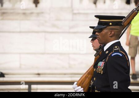 Der Vorsitzende der Korean Veterans Association legt einen Kranz am Grab des unbekannten Soldaten auf dem Nationalfriedhof von Arlington (20467944703). Stockfoto