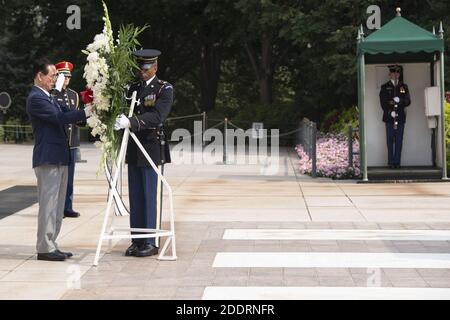 Der Vorsitzende der Korean Veterans Association legt einen Kranz am Grab des unbekannten Soldaten auf dem Nationalfriedhof von Arlington (21096684641). Stockfoto