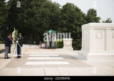Der Vorsitzende der Korean Veterans Association legt einen Kranz am Grab des unbekannten Soldaten auf dem Nationalfriedhof von Arlington (20466397504). Stockfoto