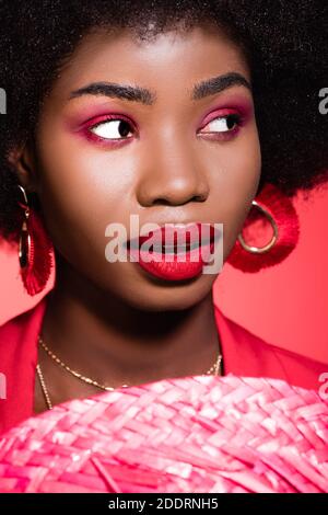 Überrascht afroamerikanische junge Frau isoliert auf rot Stockfoto