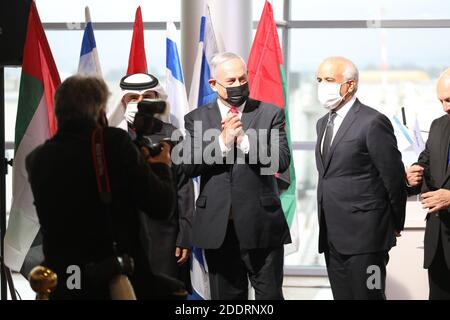 Ben Gurion, Israel. November 2020. Der israelische Ministerpräsident Benjamin Netanjahu nimmt am Donnerstag, dem 26. November 2020, an einer Begrüßungszeremonie für den ersten kommerziellen Flug von flydubai auf dem Ben-Gurion International Airport in Israel Teil. Pool Foto von Emil Salman/UPI Kredit: UPI/Alamy Live News Stockfoto