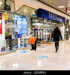 London, Großbritannien, November 26 2020, Single Woman betritt W H Smith Store während COVID-19 Lockdown Stockfoto