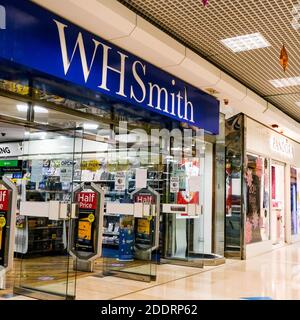 London, Großbritannien, November 26 2020, W H Smith Store High Street Retailer with No Shoppers Stockfoto