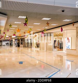 London UK, November 26 2020, Empty Shopping Centre with No Shoppers dekoriert für Weihnachten während COVID-19 Lockdown Stockfoto
