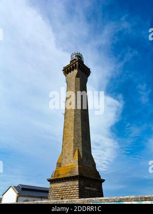 Das Äußere des Leuchtturmhauses Phare d'Eckmuhl in Penmarc'h Finistere, Bretagne, Frankreich, wurde 1897 aus bretonischem Granit gebaut. Stockfoto