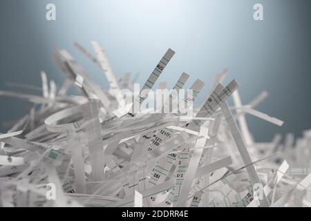 Nahaufnahme mit optischer Tiefe von weißen Papierblättern, die vor einer blauen Wand in Streifen geschnitten wurden. Stockfoto