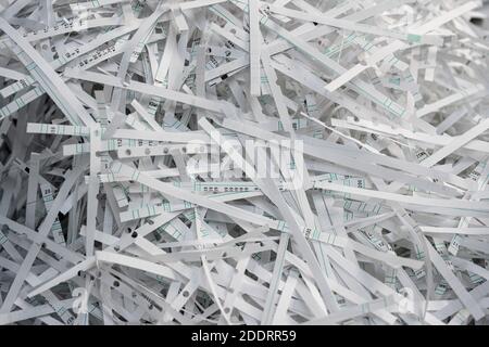 Blick von oben auf eine mit geschnittenen Papierstreifen bedeckte Fläche aus dem Büro. Stockfoto