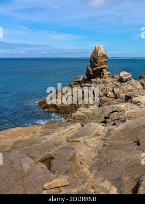 Felsige Landzunge und Strand an der Pointe de la Torche an der Finisterre Küste in der Bretagne im Nordwesten Frankreichs. Stockfoto