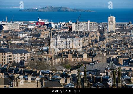 Blick nach Norden von Calton Hill über die Dächer von Leith zur Inchkeith Insel im Firth of Forth, Edinburgh, Schottland, Großbritannien. Stockfoto