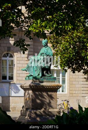 Statue von Rene Laennec der Erfinder des Stethoskops in der Altstadt von Quimper, der Hauptstadt der Finisterre Bretagne Frankreich. Stockfoto