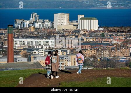 Touristen (außerhalb des Fokus) zu Fuß auf Calton Hill, mit Blick auf den Blick von Calton Hill nach Leith und den Firth of Forth, Edinburgh, Schottland, Großbritannien. Stockfoto