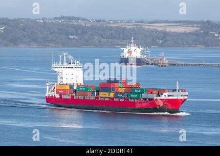 Cork Harbour, Cork, Irland. November 2020. Das Containerschiff Aila verlässt Cork Harbour auf dem Weg nach Dünkirchen in Frankreich. Dieser neue Service bietet Exporteuren eine direkte Verbindung von Irland zum Kontinent und beseitigt jegliche Befürchtungen über Ungewissheit beim Brexit. - Credit; David Creedon / Alamy Live News Stockfoto