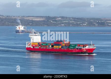 Cork Harbour, Cork, Irland. November 2020. Das Containerschiff Aila verlässt Cork Harbour auf dem Weg nach Dünkirchen in Frankreich. Dieser neue Service bietet Exporteuren eine direkte Verbindung von Irland zum Kontinent und beseitigt jegliche Befürchtungen über Ungewissheit beim Brexit. - Credit; David Creedon / Alamy Live News Stockfoto