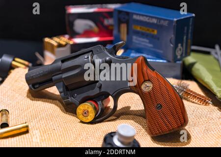 tokio, japan - november 10 2020: Nahaufnahme der Nachbildung eines amerikanischen Revolvers Colt Lawman MK Ⅲ 357 Magnum Kaliber 2-Zoll-Lauf mit Geschwindigkeit l Stockfoto