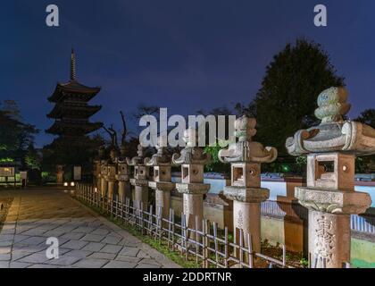 tokio, japan - november 10 2019: Steinerne Laternen auf dem Weg zum Ueno Tōshō-gū-Schrein, der mit der fiv als bedeutendes Kulturgut eingestuft wurde Stockfoto