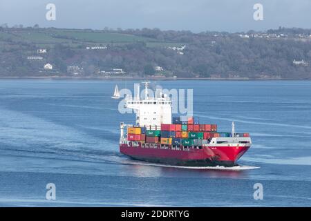 Cork Harbour, Cork, Irland. November 2020. Das Containerschiff Aila verlässt Cork Harbour auf dem Weg nach Dünkirchen in Frankreich. Dieser neue Service bietet Exporteuren eine direkte Verbindung von Irland zum Kontinent und beseitigt jegliche Befürchtungen über Ungewissheit beim Brexit. - Credit; David Creedon / Alamy Live News Stockfoto