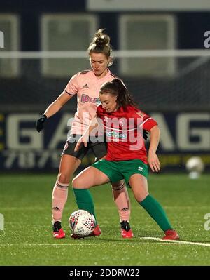 Anna Colville von Coventry United (vorne) und Jade Pennock von Sheffield United kämpfen während des Continental Tyres League Cup-Spiels in der Butts Park Arena in Coventry um den Ball. Stockfoto