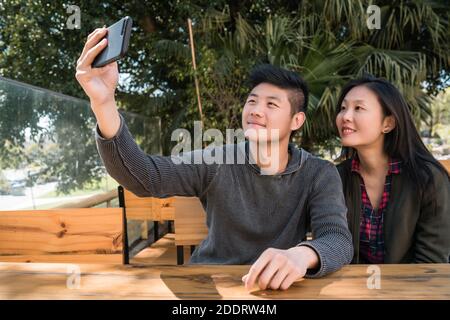 Asiatische paar nehmen ein Selfie mit Handy. Stockfoto