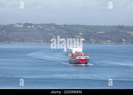 Cork Harbour, Cork, Irland. November 2020. Das Containerschiff Aila verlässt Cork Harbour auf dem Weg nach Dünkirchen in Frankreich. Dieser neue Service bietet Exporteuren eine direkte Verbindung von Irland zum Kontinent und beseitigt jegliche Befürchtungen über Ungewissheit beim Brexit. - Credit; David Creedon / Alamy Live News Stockfoto