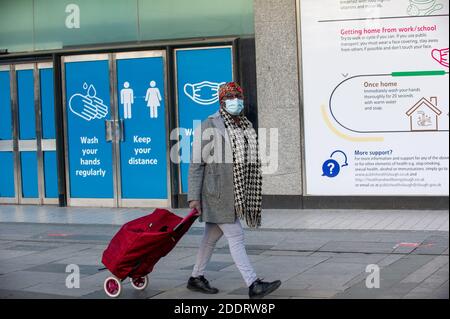 Slough, Berkshire, Großbritannien. November 2020. Die Regierung hat heute bekannt gegeben, dass Slough in die Covid-19 Tier 3-"sehr hohe Alarmstufe" gesetzt wird, ab dem Zeitpunkt, an dem die aktuelle nationale Sperre am 2. Dezember endet. Slough hat derzeit 320 positive Covid-19 Tests pro 100,000 verglichen mit 155 pro 100,000 in anderen Teilen von Berkshire. Quelle: Maureen McLean/Alamy Live News Stockfoto