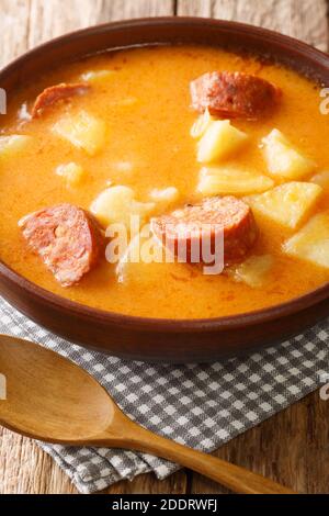 Ungarische Krumplileves Kartoffelsuppe mit Würstchen Nahaufnahme in einem Teller auf dem Tisch. Vertikal Stockfoto