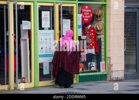 Slough, Berkshire, Großbritannien. November 2020. Die Regierung hat heute bekannt gegeben, dass Slough in die Covid-19 Tier 3-"sehr hohe Alarmstufe" gesetzt wird, ab dem Zeitpunkt, an dem die aktuelle nationale Sperre am 2. Dezember endet. Slough hat derzeit 320 positive Covid-19 Tests pro 100,000 verglichen mit 155 pro 100,000 in anderen Teilen von Berkshire. Quelle: Maureen McLean/Alamy Live News Stockfoto