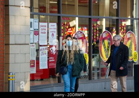 Slough, Berkshire, Großbritannien. November 2020. Die Regierung hat heute bekannt gegeben, dass Slough in die Covid-19 Tier 3-"sehr hohe Alarmstufe" gesetzt wird, ab dem Zeitpunkt, an dem die aktuelle nationale Sperre am 2. Dezember endet. Slough hat derzeit 320 positive Covid-19 Tests pro 100,000 verglichen mit 155 pro 100,000 in anderen Teilen von Berkshire. Quelle: Maureen McLean/Alamy Live News Stockfoto