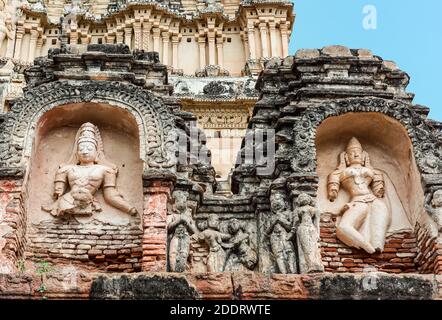 Hampi, Karnataka, Indien - 4. November 2013: Virupaksha Temple Complex. Beschädigte und geformte Statuen von Menschen auf Shiva Vimanam. Stockfoto