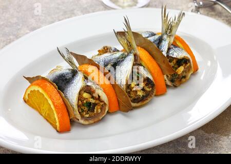 Sarde a Beccafico, traditionelle sizilianische Küche, Sardellenroollen gefüllte Brotkrumen, Rosinen und Pinienkerne. Stockfoto