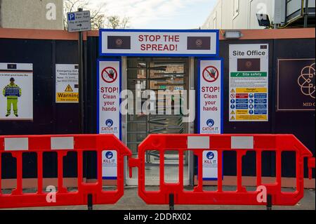 Slough, Berkshire, Großbritannien. November 2020. Die Regierung hat heute bekannt gegeben, dass Slough in die Covid-19 Tier 3-"sehr hohe Alarmstufe" gesetzt wird, ab dem Zeitpunkt, an dem die aktuelle nationale Sperre am 2. Dezember endet. Slough hat derzeit 320 positive Covid-19 Tests pro 100,000 verglichen mit 155 pro 100,000 in anderen Teilen von Berkshire. Quelle: Maureen McLean/Alamy Live News Stockfoto