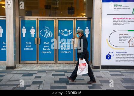 Slough, Berkshire, Großbritannien. November 2020. Die Regierung hat heute bekannt gegeben, dass Slough in die Covid-19 Tier 3-"sehr hohe Alarmstufe" gesetzt wird, ab dem Zeitpunkt, an dem die aktuelle nationale Sperre am 2. Dezember endet. Slough hat derzeit 320 positive Covid-19 Tests pro 100,000 verglichen mit 155 pro 100,000 in anderen Teilen von Berkshire. Quelle: Maureen McLean/Alamy Live News Stockfoto