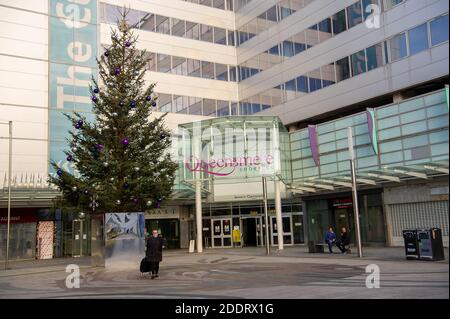 Slough, Berkshire, Großbritannien. November 2020. Die Regierung hat heute bekannt gegeben, dass Slough in die Covid-19 Tier 3-"sehr hohe Alarmstufe" gesetzt wird, ab dem Zeitpunkt, an dem die aktuelle nationale Sperre am 2. Dezember endet. Slough hat derzeit 320 positive Covid-19 Tests pro 100,000 verglichen mit 155 pro 100,000 in anderen Teilen von Berkshire. Quelle: Maureen McLean/Alamy Live News Stockfoto