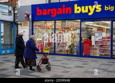 Slough, Berkshire, Großbritannien. November 2020. Die Regierung hat heute bekannt gegeben, dass Slough in die Covid-19 Tier 3-"sehr hohe Alarmstufe" gesetzt wird, ab dem Zeitpunkt, an dem die aktuelle nationale Sperre am 2. Dezember endet. Slough hat derzeit 320 positive Covid-19 Tests pro 100,000 verglichen mit 155 pro 100,000 in anderen Teilen von Berkshire. Quelle: Maureen McLean/Alamy Live News Stockfoto