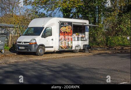 Basingstoke, Großbritannien - 6. November 2020: Schnellimbiss-Kebab-Van, der in einem Lay by im West Ham Industrial Estate in Basingstoke, Hampshire auf einem sonnigen Autu geparkt ist Stockfoto