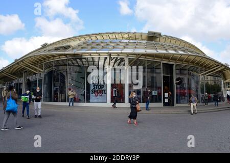 Paris, Frankreich - 26. September 2020: Menschen vor dem Einkaufszentrum auf der plaza de Les Halles in Paris, Frankreich. Stockfoto