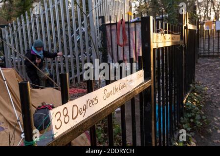 Banner von Aktivisten in den Sydenham Hill Woods gegen den geplanten Abschlag von zwei mehr als 100 Jahre alten Eichen, die vom Southwark Council wegen ihrer Nähe zum 'Pissarro' Steg bedroht wurden, dessen Renovierung von der lokalen Behörde am 24. November 2020 in London, England, für notwendig gehalten wurde. Die Eisenbahn von Nunhead zum Kristallpalast (Hochebene) führte einst durch den Wald und der impressionistische Künstler Camille Pissarro (1830–1903) malte in den 1870er Jahren von der Brücke aus eine Eisenbahnlandschaft. Sydenham Hill Wood bildet einen Teil des größten verbleibenden Traktes des alten Great North Wood, ein ausgedehntes sind Stockfoto