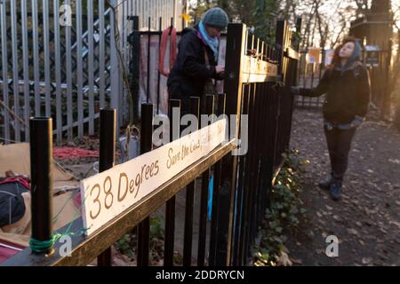 Banner von Aktivisten in den Sydenham Hill Woods gegen den geplanten Abschlag von zwei mehr als 100 Jahre alten Eichen, die vom Southwark Council wegen ihrer Nähe zum 'Pissarro' Steg bedroht wurden, dessen Renovierung von der lokalen Behörde am 24. November 2020 in London, England, für notwendig gehalten wurde. Die Eisenbahn von Nunhead zum Kristallpalast (Hochebene) führte einst durch den Wald und der impressionistische Künstler Camille Pissarro (1830–1903) malte in den 1870er Jahren von der Brücke aus eine Eisenbahnlandschaft. Sydenham Hill Wood bildet einen Teil des größten verbleibenden Traktes des alten Great North Wood, ein ausgedehntes sind Stockfoto