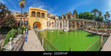 Sevilla, Spanien Oktober 18. 2020: Gärten mit Brunnen im historischen Reales Alcazares in Sevilla in Andalusien, Spanien, Panorama Stockfoto