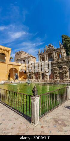 Gärten mit Brunnen im historischen Reales Alcazares in Sevilla in Andalusien, Spanien, vertikal Stockfoto