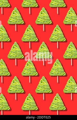 Nahtloses weihnachtsmuster von süßem Baum auf rotem Hintergrund. Stockfoto