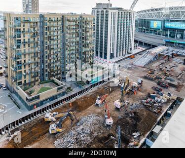 Wembley Stadium, Wembley Park, Großbritannien. November 2020. Die Arbeiten am Abriss des berühmten Wembley-Stadions sind fast abgeschlossen, und zwar vor dem Zeitplan, so dass der Bau der Plattform oben auf der Treppe beginnen kann. Diese Fotografien zeigen, wie weit sich die Pedalstraße in die olympische Richtung ausdehnt und wie viel öffentlicher Raum durch den Abriss und Bau der neuen olympischen Treppe geschaffen wurde. Um mehr über das Projekt zu erfahren, besuchen Sie bitte www.wembleypark.com/olympicsteps. Amanda Rose/Alamy Live News Stockfoto