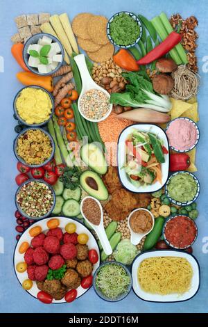 Ethische vegane Ernährung für einen gesunden Planeten mit pflanzlichen Lebensmitteln reich an Eiweiß, Omega 3, Antioxidantien, Anthocyane, Ballaststoffe, Vitamine und Mineralien. Stockfoto