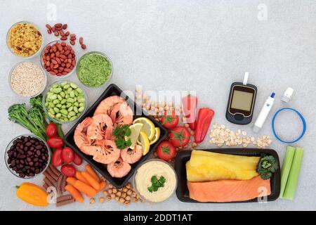 Niedrig glykämische Tests & Stechhilfen mit Diabetes Alert Armband & Gesundheit Lebensmittel für Diabetiker unter 55 auf dem GI-Index. Stockfoto