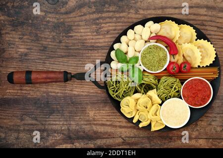Traditionelle italienische Lebensmittel Zutaten für gute Gesundheit und niedrigen Cholesterinspiegel auf Gusseisen Pfanne auf rustikalem Holz. Stockfoto