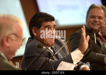 Der legendäre argentinische Fußballspieler Diego Armando Maradona, einer der größten Fußballspieler aller Zeiten, während einer Pressekonferenz in Mailand. Stockfoto