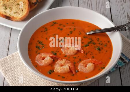 Bohnenpüree-Suppe mit Tomaten, Garnelen und Rosmarin. Diät-Essen. Stockfoto