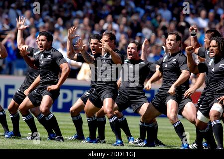 Die neuseeländischen Rugby-Mannschaftsspieler spielen den Haka-Tanz der Maori beim Rugby-Spiel Italien gegen Neuseeland, während der Rugby-Weltmeisterschaft von Frankreich 2007. Stockfoto