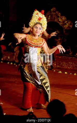 Eine balinesische Tänzerin in traditioneller Kleidung, in Bali, Indonesien. Stockfoto