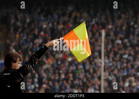 Schiedsrichter Linienrichter winkt Flagge für einen Offside während eines Fußballspiels, im Ferraris-Stadion, in Genua. Italien. Stockfoto